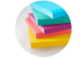 Blocos de notas Post-it® coloridos empilhados
