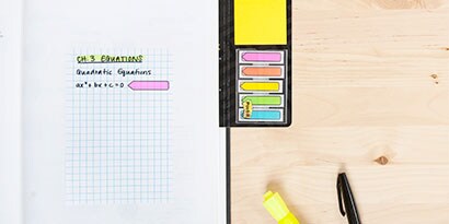 Anexe uma nota adesiva Post-it® na parte de trás do seu livro