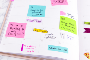 Agenda aberta com Post-its coloridos e anotações de tarefas
