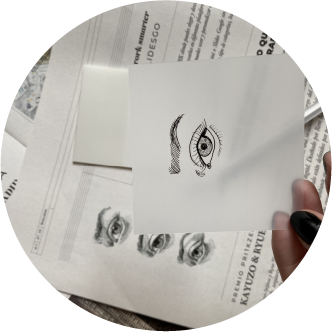 Notas transparentes com desenho de olho.
