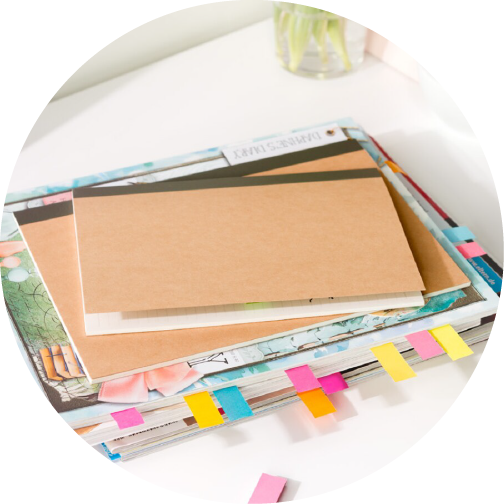 Cadernos e livros com Marcadores de Página Post-it® Flags coloridos
