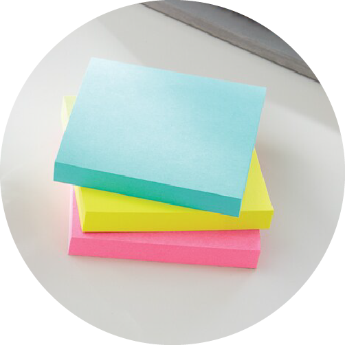 Blocos de Notas Post-it® Super Adesivas nas cores azul, amarelo e rosa empilhados.
